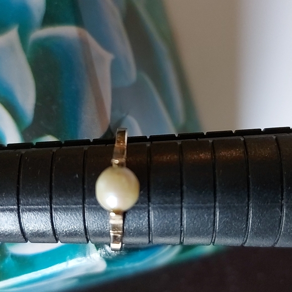 18 KT Solid Gold Cultur Pearl Ring - Picture 5 of 8